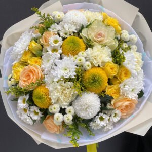 Bukiet Słoneczna Elegancja z żółtymi i białymi chryzantemami, różami i solidago
