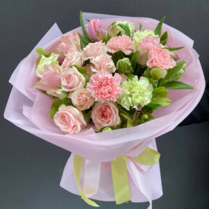 Bukiet Różowa Delikatność z różami, goździkami, tulipanami i helleborusami