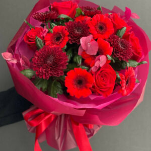 Bukiet Czerwony Blask z czerwonych róż, gerber i chryzantem