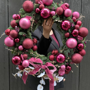 Świąteczny wieniec 60 cm wykonany z naturalnych gałązek jodły z ozdobnymi bombkami