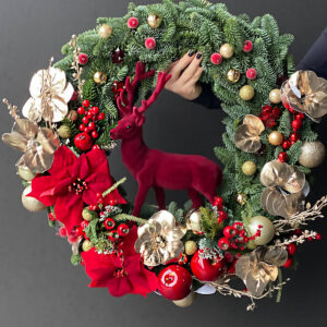 Wianek noworoczny z żywej jodły i reniferem – widok z przodu, 70 cm
