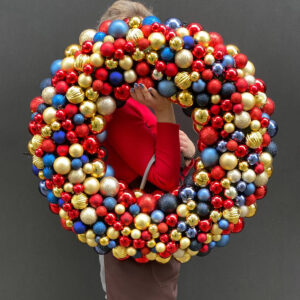 Wianek noworoczny z czerwonych, złotych i granatowych bombek – widok z przodu, 70 cm