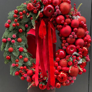 Wianek noworoczny z czerwonych bombek i świeżej jodły – widok z przodu, 70 cm
