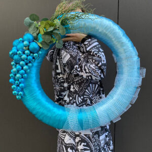 Niebieski wianek noworoczny z wstążek i siatki – widok z przodu, 70 cm