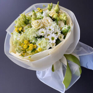 Pastelowy bukiet z eustomą, tulipanami, goździkami i rumiankiem w eleganckim opakowaniu