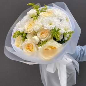 Bukiet Delikatna harmonia w rozmiarze L z kremowymi różami i białymi chryzantemami