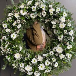 Wieniec pogrzebowy 1 m z chryzantemą i margerytkami na zielonym tle