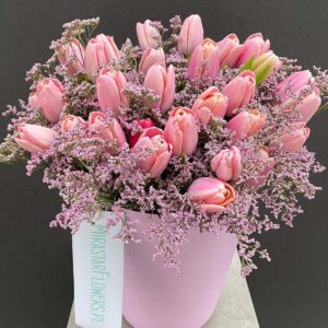 Delikatny różowy bukiet tulipanów na prezent