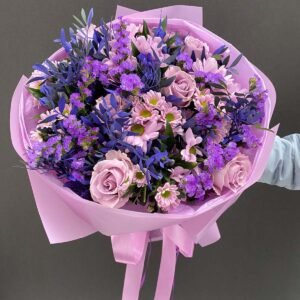 Bukiet Lawendowa delikatność – widok z góry, różowe róże, santini i limonium