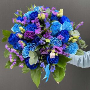 Bukiet kwiatów w wazonie – niebieska róża, eustoma i eukaliptus