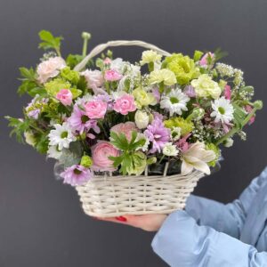 Koszyk radości – pastelowy koszyk kwiatowy z santini, chryzantem i goździków