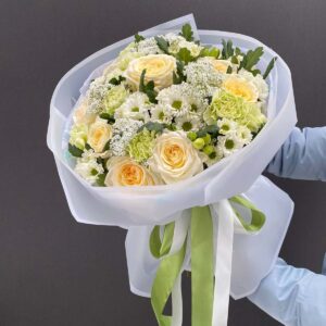 Bukiet białych róż i goździków – Świeża elegancja