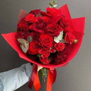 Ekskluzywny bukiet czerwonych róż i goździków z eukaliptusem