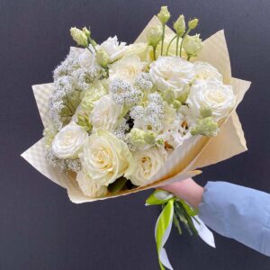 Elegancki biały bukiet z róż, eustomy i gipsówki