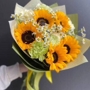 Energetyczny bukiet na 8 marca w naturalnym stylu łąkowym