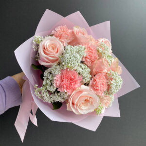 Elegancki bukiet na 8 marcaz i Dzień Kobiet z róż, goździków i gipsówki