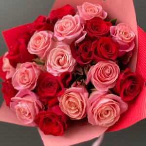 Elegancka oprawa bukietu „Melodia serca” z satynową wstążką