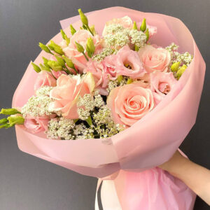 Subtelny bukiet róż i eustom – widok z góry