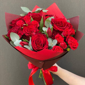 Zbliżenie na czerwone róże i róże gałązkowe w eleganckim bukiecie