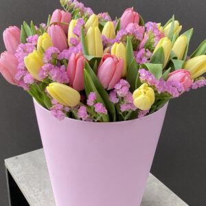 Gęsty bukiet tulipanów na 8 marca z dodatkiem statice