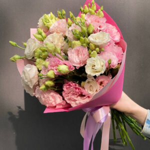 Delikatna kompozycja z eustomy w odcieniu pudrowego różu